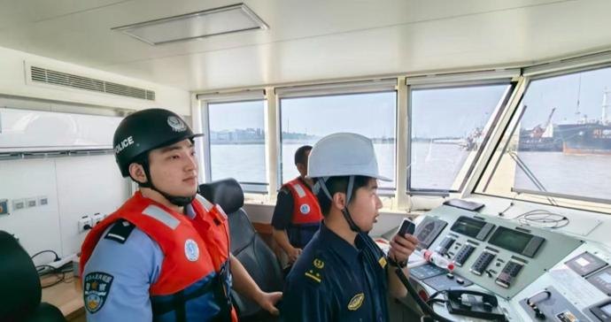 浦东海事与外高桥边检站携手，守护中秋水上防线安全